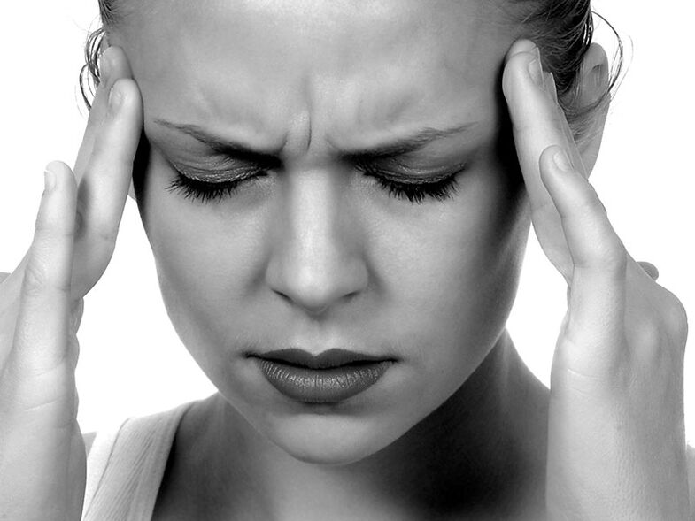 Головная боль является одним из симптомов остеохондроза шейного отдела позвоночника. 